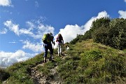 29 Strappo finale in decisa e ripida salita verso la Croce del Monte Castello